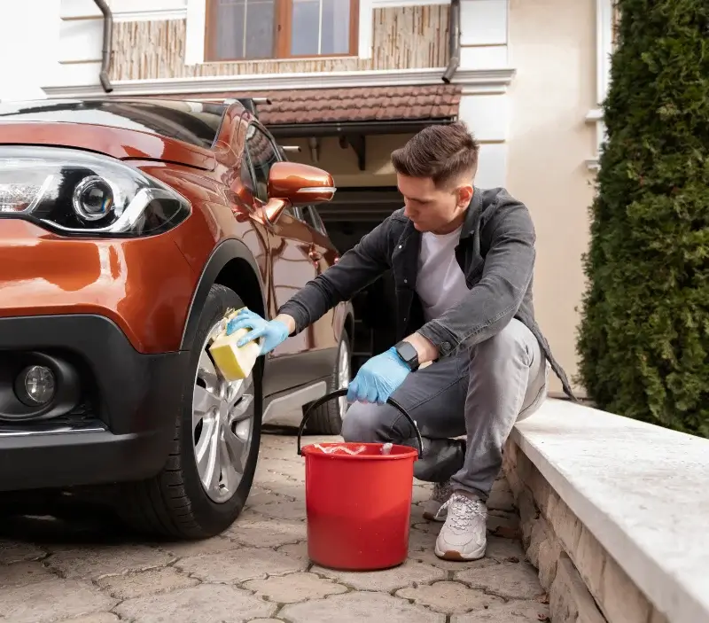 Lavage auto à domicile Gaillard : professionnel intervenant sur un véhicule